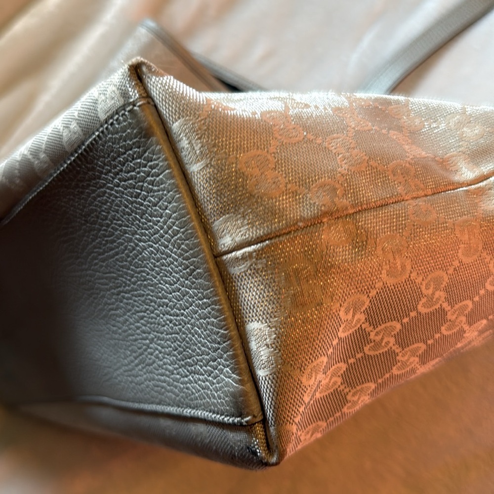 ✨Authentic ✨ Gucci Shimmering Silver Tote Bag - Picture 12 of 16